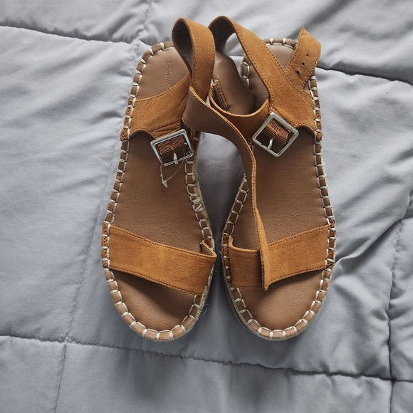Universal Thread Shoes - Universal Thread Tan Sandals with Buckle Straps